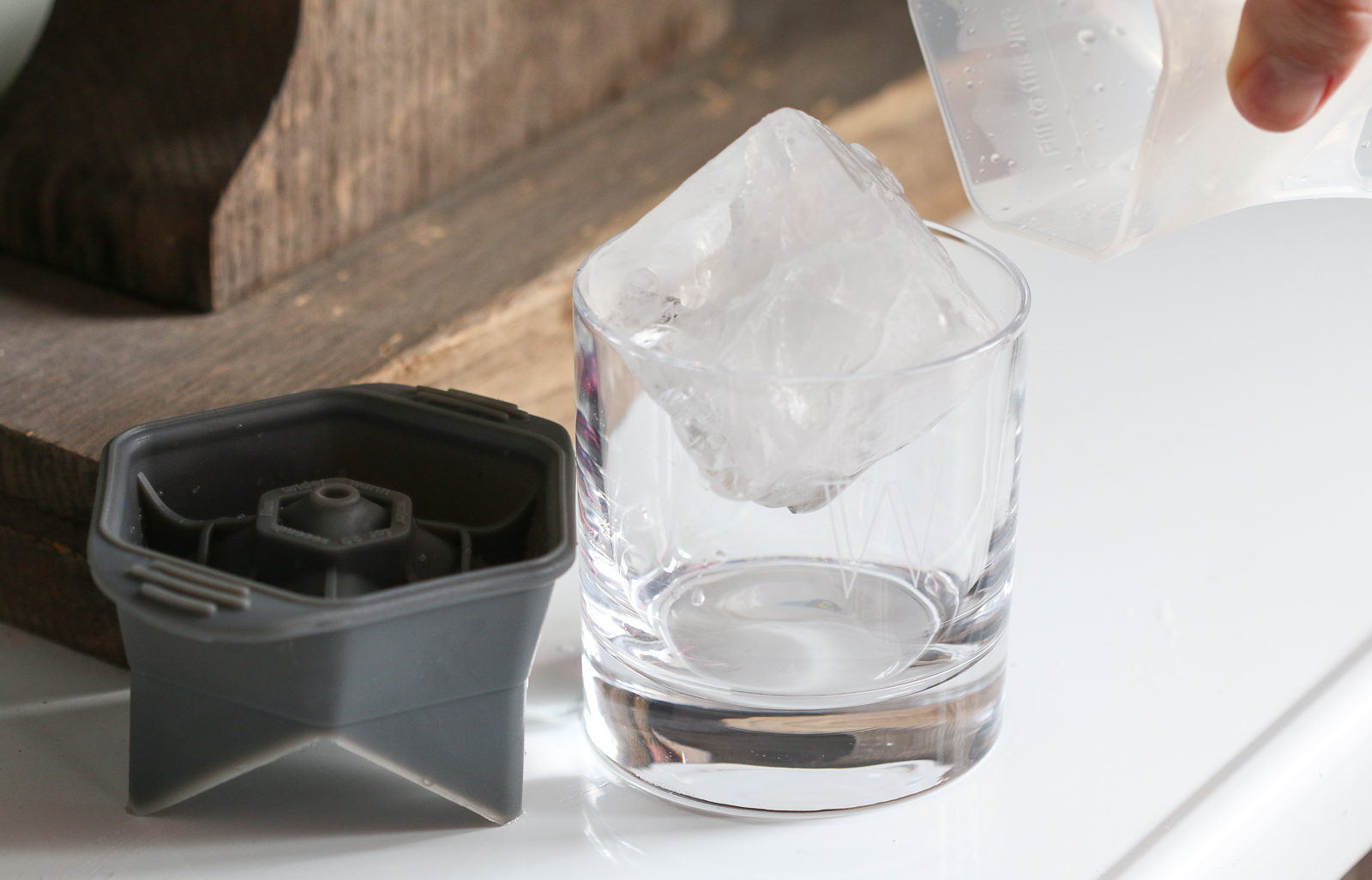 Dwa koktajle z lodem w szklankach barowych