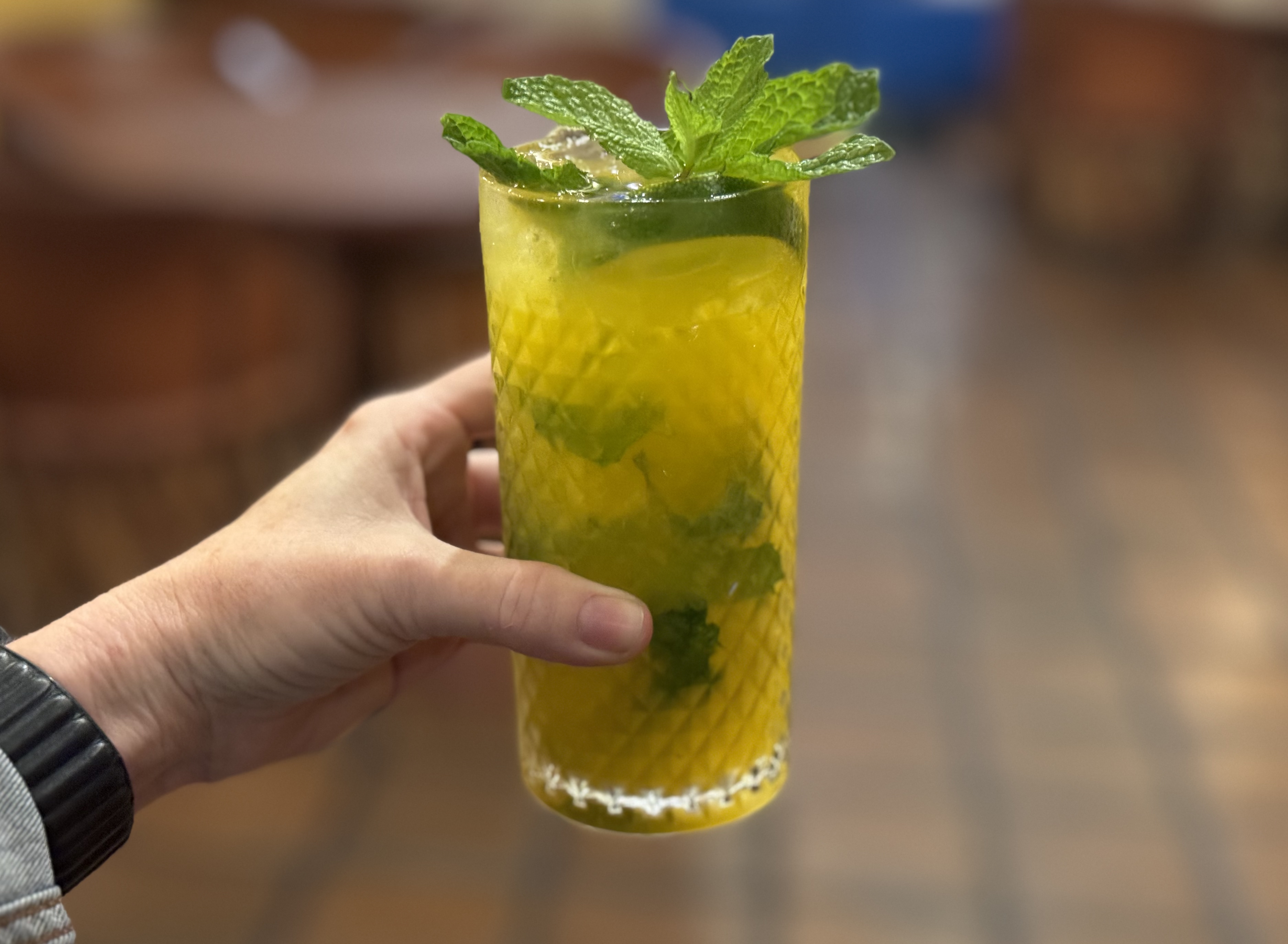 Koktajl Mango Mojito podany w barze z lodem i miętą
